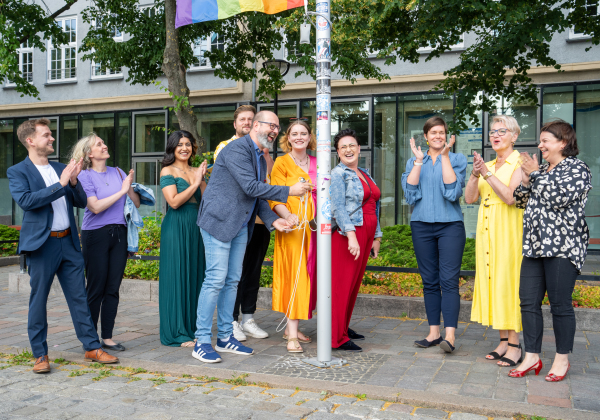Flaggenhissung HanseQueer-Kulturwochen 2025 Flaggenhissung HanseQueer-Kulturwochen 2025