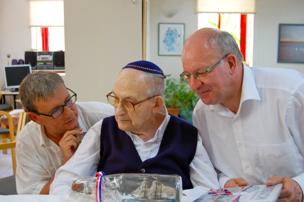 "Oberbürgermeister Roland Methling und Vertreter des Max-Samuel-Hauses Frank Schröder besuchten Ehrenbürger Yaakov Zur in Israel"