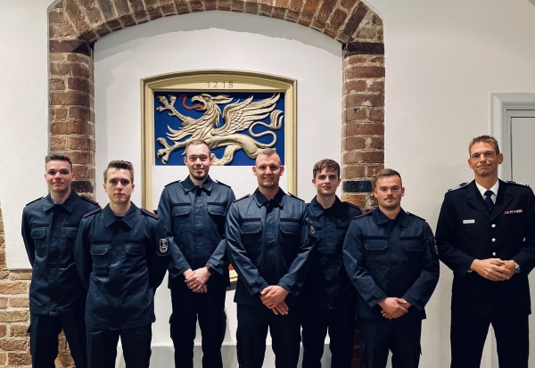 Gruppenbild der sechs neuen Brandmeisteranwärter Gruppenbild der sechs neuen Brandmeisteranwärter