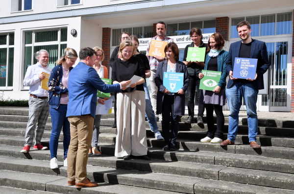 Urkundenübergabe Abschluss der BNE-Modellkommune