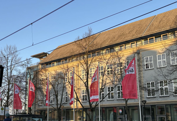 Equal-Pay-Flaggen vor dem Rathaus Equal-Pay-Flaggen vor dem Rathaus