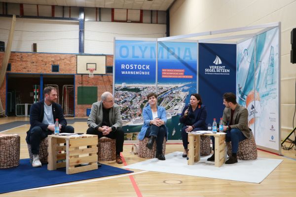 Bild (v.r.n.l.): Sebastian Schramm - Referat Landesmarketing, Stefanie Drese - Ministerin für Soziales, Gesundheit und Sport, Eva-Maria Kröger - Oberbürgermeisterin der Hanse- und Universitätsstadt Rostock, Andreas Bluhm - Präsident Landessportbund M-V, Dr. Heiko Lex - Referent für Sportvereine und Olympiabewerbung (Quelle: Jan Farclas). Bild (v.r.n.l.): Sebastian Schramm - Referat Landesmarketing, Stefanie Drese - Ministerin für Soziales, Gesundheit und Sport, Eva-Maria Kröger - Oberbürgermeisterin der Hanse- und Universitätsstadt Rostock, Andreas Bluhm - Präsident Landessportbund M-V, Dr. Heiko Lex - Referent für Sportvereine und Olympiabewerbung (Quelle: Jan Farclas).