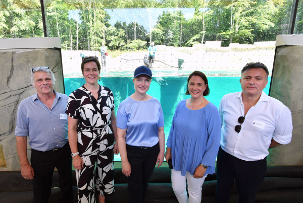 Nach zwei Jahren Bauzeit ist es nun so weit: Die neue Robbenanlage im Zoo Rostock wurde heute gemeinsam mit Ministerpräsidentin Manuela Schwesig, Rostocks Oberbürgermeisterin Eva-Maria Kröger, dem Präsidenten des Verbandes der Zoologischen Gärten, Dr. Dag Encke, und dem Architekten und Planer der Anlage, Sezai I. Candan, sowie zahlreichen weiteren Gästen und dem Zooteam feierlich eröffnet. 