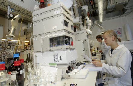 Arbeitende Menschen ii einem Labor