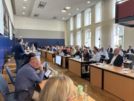 Sitzung der 8. Bürgerschaft im Rathaus: Blick in den Sitzungssaal mit Fensterfront.