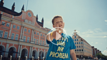 Junge aus dem Imagefilm vor dem Rathaus