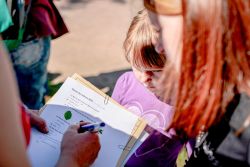 Besucher beantworten den Baumquizz Besucher beantworten den Baumquizz