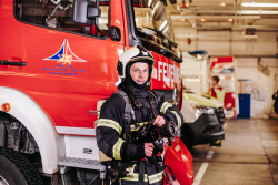 Brandmeister vor dem Löschfahrzeug (Foto: Tom Pagel)