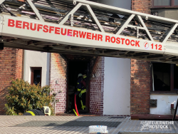 Feuer zerstört Wohnhaus in Rostocker KTV (Bild: Feuerwehr Rostock) Feuer zerstört Wohnhaus in Rostocker KTV (Bild: Feuerwehr Rostock)