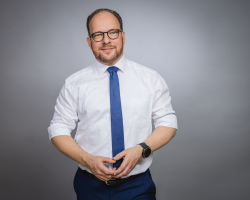 Steffen Bockhahn, Zweiter Stellvertreter der Oberbürgermeisterin, Senator für Jugend und Soziales, Gesundheit, Schule und Sport Steffen Bockhahn, Zweiter Stellvertreter der Oberbürgermeisterin, Senator für Jugend und Soziales, Gesundheit, Schule und Sport