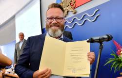 Oberbürgermeister Claus Ruhe Madsen mit der Ernennungsurkunde.