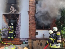 Feuer zerstört Wohnhaus in Rostocker KTV (Bild: Feuerwehr Rostock) Feuer zerstört Wohnhaus in Rostocker KTV (Bild: Feuerwehr Rostock)