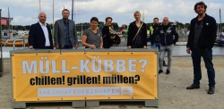 Senator Dr. Chris Müller-von Wrycz Rekowski mit Gunar Abend, HSA; Sabine Krüger, RENN.nord; Helene Nozon, Rost Dock; Andrea Karstein, Bw-Dienstleistungszentrum; Christian Behn, HSA; René Weilandt, SR, und Samuel Drews, Rost Dock (v.l.n.r.)