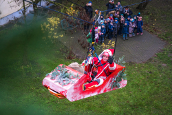 Weihnachtsmann André Frühauf auf dem Schlitten.