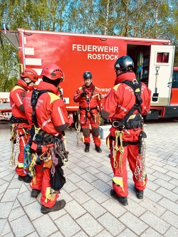 Höhenrettung auf dem Wasser - Übung am 23. April 2024. Höhenrettung auf dem Wasser - Übung am 23. April 2024.
