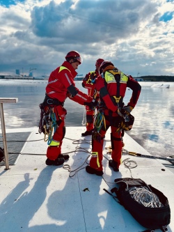 Höhenrettung auf dem Wasser - Übung am 23. April 2024. Höhenrettung auf dem Wasser - Übung am 23. April 2024.