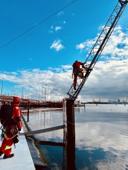 Höhenrettung auf dem Wasser - Übung am 23. April 2024. Höhenrettung auf dem Wasser - Übung am 23. April 2024.