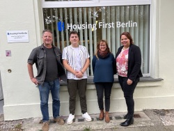 Amtsleiterin Anika Leese (r.) und Sachgebietsleiter Paul Lemke (2.v.l.) beim Besuch der Vertreter*innen des Bundesverbands Housing First e.V. Corinna Münchow (2.v.r.) und Sebastian Böwe (l.) in Berlin. Amtsleiterin Anika Leese (r.) und Sachgebietsleiter Paul Lemke (2.v.l.) beim Besuch der Vertreter*innen des Bundesverbands Housing First e.V. Corinna Münchow (2.v.r.) und Sebastian Böwe (l.) in Berlin.