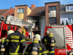 Feuer zerstört Wohnhaus in Rostocker KTV (Bild: Feuerwehr Rostock) Feuer zerstört Wohnhaus in Rostocker KTV (Bild: Feuerwehr Rostock)