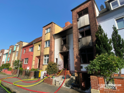 Feuer zerstört Wohnhaus in Rostocker KTV (Bild: Feuerwehr Rostock) Feuer zerstört Wohnhaus in Rostocker KTV (Bild: Feuerwehr Rostock)