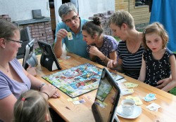 Spielen macht Spaß! Auch wenn Vivien, Anouk und Anna weder sprechen noch ihre Hände benutzen können, spielen sie begeistert mit.