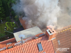 Feuer zerstört Wohnhaus in Rostocker KTV (Bild: Feuerwehr Rostock) Feuer zerstört Wohnhaus in Rostocker KTV (Bild: Feuerwehr Rostock)