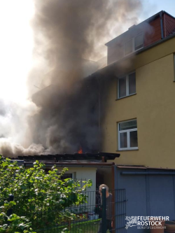 Feuer zerstört Wohnhaus in Rostocker KTV (Bild: Feuerwehr Rostock) Feuer zerstört Wohnhaus in Rostocker KTV (Bild: Feuerwehr Rostock)