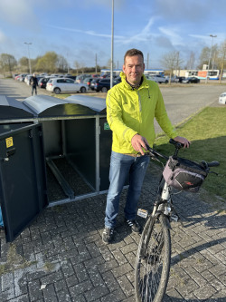 Marco Thiele aus dem Tiefbauamt parkt sein Fahrrad in der Fahrradbox am Südblick.