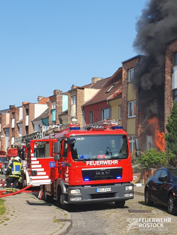 Feuer zerstört Wohnhaus in Rostocker KTV (Bild: Feuerwehr Rostock) Feuer zerstört Wohnhaus in Rostocker KTV (Bild: Feuerwehr Rostock)