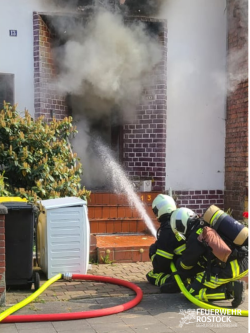 Feuer zerstört Wohnhaus in Rostocker KTV (Bild: Feuerwehr Rostock) Feuer zerstört Wohnhaus in Rostocker KTV (Bild: Feuerwehr Rostock)