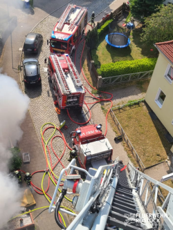 Feuer zerstört Wohnhaus in Rostocker KTV (Bild: Feuerwehr Rostock) Feuer zerstört Wohnhaus in Rostocker KTV (Bild: Feuerwehr Rostock)