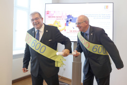 Prof. Dr. Wolfgang Schareck und Oberbürgermeister Roland Methling proben für die Staffelstabübergabe