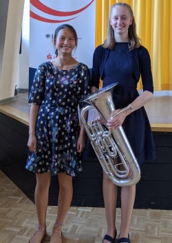 Caiyi Lu und Emilia Fritzsche (rechts) 