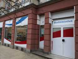 Eingang zur Stadtteilbibliothek Reutershagen in der Ernst-Thälmann-Straße 27.