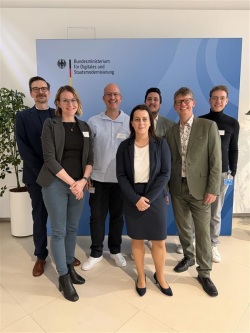 Vertreterinnen und Vertreter der Hanse- und Universitätsstadt Rostock sowie weiterer beteiligter Städte und Unternehmen links: Danilo Schmidt (Leiter Digitalisierung Stadt Flensburg), Melanie Lemke (Abteilungsleiterin Organisation im Hauptamt der Hanse- und Universitätsstadt Rostock), Thorsten Rode (IT Leiter Stadt Nettetal), Jelena Marczinzik (Teamleitung Zentrales Prozessmanagement im Hauptamt der Hanse- und Universitätsstadt Rostock), Fabian Langer (VP Revenue Summ AI GmbH), Jan Keppler (Geschäftsbereichsleiter Digitalisierung Stadt Metzingen), Michael Schwarz (Sachbearbeitung Prozessautomatisierung und digitales Prozessmanagement Stadt Metzingen)