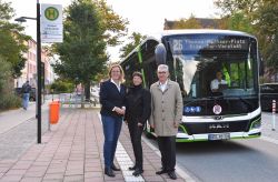 An der Haltestelle Campus Ulmenstraße (v.l.n.r.): Bausenatorin Dr. Ute Fischer-Gäde, Dr. Sybille Bachmann (Prorektorin für Internationales, Transfer und Kommunikationskultur Universität Rostock) und RSAG-Vorstand Jan Bleis.