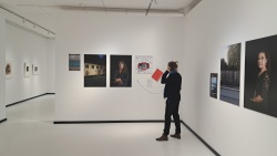 Ausstellungsansicht - abgebildet sind die multimedialen Bildsequenzen  mittig: Cornelia Gloger, selbständige Architektin/Kunst am Bau, Potsdam, Wochenkrippe des VEB Stahl-und Walzwerk „Wilhelm Florin", Hen­nigsdorf/Brandenburg von 1969 bis 1972