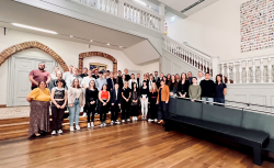 Ausbildungsstart am 1. September 2023: Gruppenbild mit Oberbürgermeisterin Eva-Maria Kröger im oberen Foyer des Rathauses. Ausbildungsstart am 1. September 2023: Gruppenbild mit Oberbürgermeisterin Eva-Maria Kröger im oberen Foyer des Rathauses.