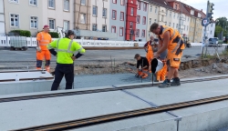 Baustelle am Werftdreieck: Fugenverguss an den Gleistragplatten