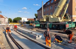 Baustelle am Werftdreieck: Bauarbeiten an den Gleistragplatten (Blick stadteinwärts)