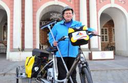 Radwegewart vor dem Rostocker Rathaus