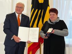 Bundespräsident Frank-Walter Steinmeier und Babette Limp-Schelling bei der Verleihung des Verdienstordens am 5. Dezember 2022 im Schloss Bellevue.