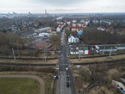 Neubrandenburger Straße/Mühlendamm/Tessiner Straße mit Gleisanlage der Deutschen Bahn