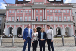 Oberbürgermeisterin Eva-Maria Kröger, Ministerin Verena Hubertz, Staatssekretärin Ina-Maria Ulbrich und Minister Heiko Geue vor dem Rostocker Rathaus (v.r.n.l.).