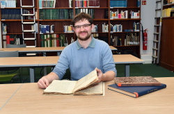 Archivar Sebastian Eichler im Lesesaal des Stadtarchivs Rostock.