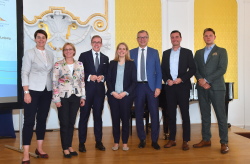 Teilnehmerinnen und Teilnehmer am Austausch zum Digitalen Bauantrag im Rostocker Rathaus.