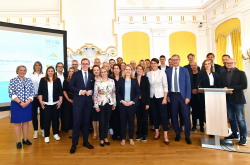 Teilnehmerinnen und Teilnehmer am Austausch zum Digitalen Bauantrag im Rostocker Rathaus.