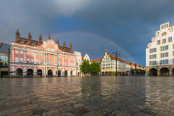 Neuer Markt mit Rathaus der Hanse- und Universitätsstadt Rostock Neuer Markt mit Rathaus der Hanse- und Universitätsstadt Rostock