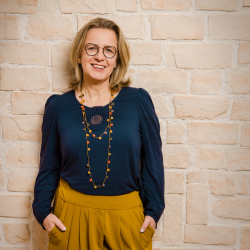 Dr. Ute Fischer-Gäde, Senatorin für Stadtplanung, Bau, Klimaschutz und Mobilität Dr. Ute Fischer-Gäde, Senatorin für Stadtplanung, Bau, Klimaschutz und Mobilität