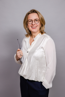 Dr. Ute Fischer-Gäde, Senatorin für Stadtplanung, Bau, Klimaschutz und Mobilität Dr. Ute Fischer-Gäde, Senatorin für Stadtplanung, Bau, Klimaschutz und Mobilität